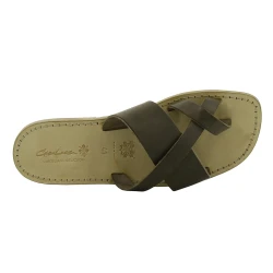 Sandalias tangas en cuero de color de barro hechas a mano