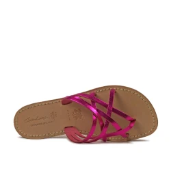 Ladies thong slippers in fuchsia laminated leather