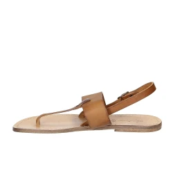 Sandalias planas para mujeres de piel marrón