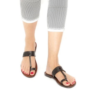 Sandalias de dedo para mujers en cuero marrón oscuro