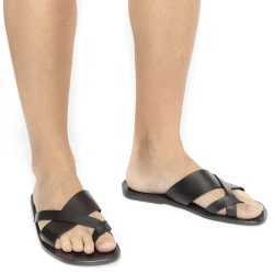 Nu-pieds travaillés à la main en Italie en cuir noir croisés sur le pouce