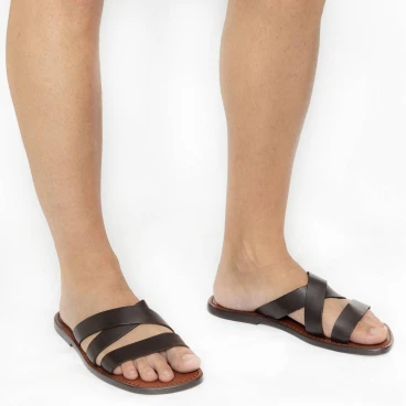 Nu-pieds pour homme en cuir marron foncé travaillé à la main