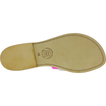 Sandalias planas para mujeres de cuero laminado fucsia hechas a mano