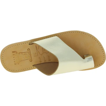 Handgefertigte Slip-On Tanga sandalen für Damen aus gold laminiertem Kalbs leder