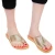 Handgefertigte Slip-On Tanga sandalen für Damen aus gold laminiertem Kalbs leder