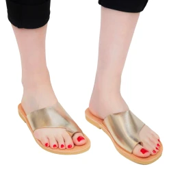 Handgefertigte Slip-On Tanga sandalen für Damen aus gold laminiertem Kalbs leder