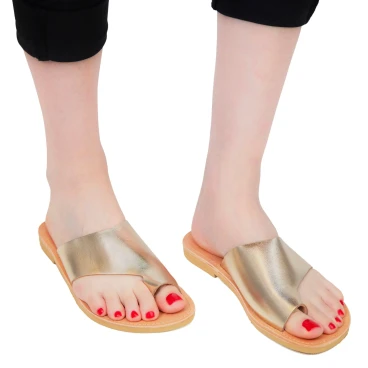 Handgefertigte Slip-On Tanga sandalen für Damen aus gold laminiertem Kalbs leder
