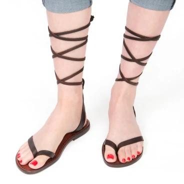 Handgefertigte flache Riemchensandalen in dunkelbraunem Kalbsleder