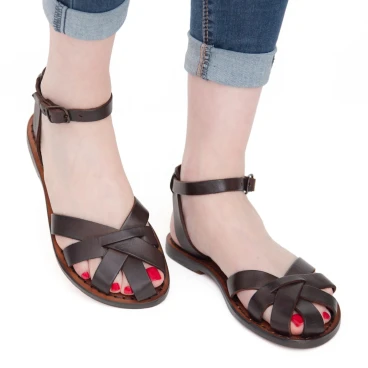 Sandalias planas hecho a mano en Italia para las mujeres reales de cuero marrón oscuras