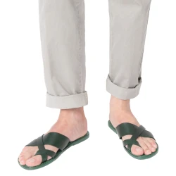 Handgemachte geflochtene Flip-Flops aus grünem Leder am großen Zeh