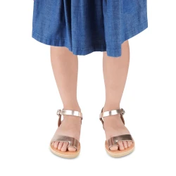 Sandales tongs pour fille en cuir de veau fuchsia avec fermeture à boucle