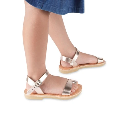 Girl's thong sandals in fuchsia calfskin with buckle closure