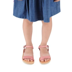 Girl's thong sandals in fuchsia calfskin with buckle closure