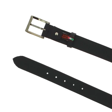 Cinturón de piel negro con hebilla rectangular de metal clásica