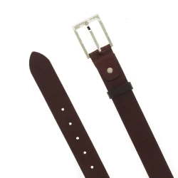 Cinturón de piel marron oscuro con hebilla rectangular de metal clásica