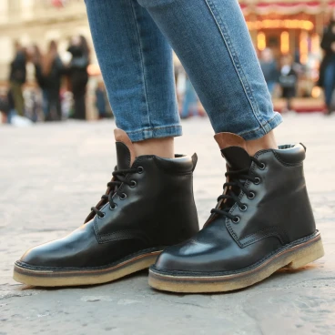 Handcrafted ankle boots in black vegetable tanned leather
