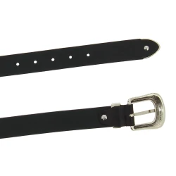 Cinturón de piel negro con hebilla y punta de metal grabado