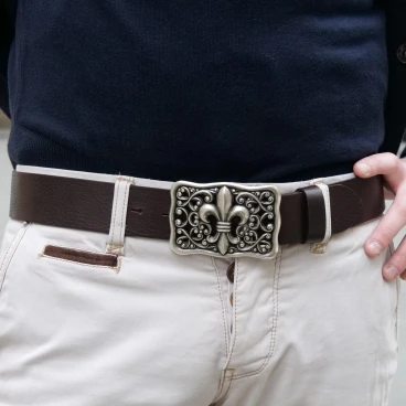 Ceinture en cuir marron foncé avec boucle fleur de lys florentine
