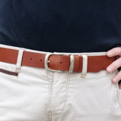 Cintura in pelle color cuoio con fibbia e passante in metallo