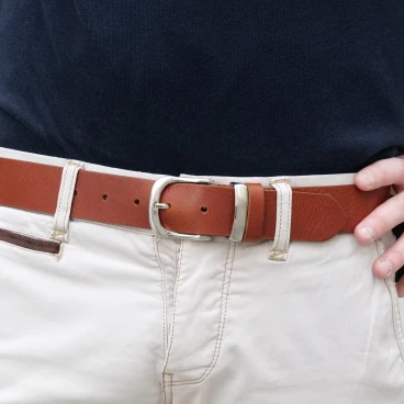 Cintura in pelle color cuoio con fibbia e passante in metallo