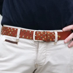 Ceinture cloutée en cuir avec clous métalliques ronds