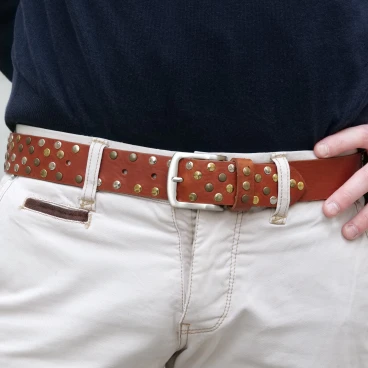 Cinturón de piel hecho a mano con tachuelas metálicas redondas