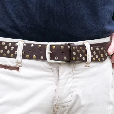 Handgefertigter nietengürtel dunkelbraun leder unisex