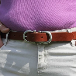 Ceinture en cuir veritable brandy avec boucle rectangulaire en métal classique
