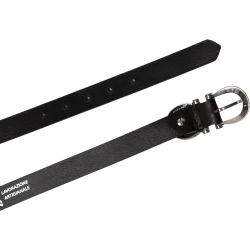 Cinturón de piel marron oscuro hecho a mano con ocho hebillas de metal.