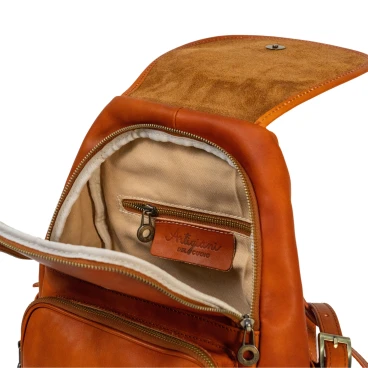 Mochila de mujer en piel de becerro 100% hecha a mano en Italia.