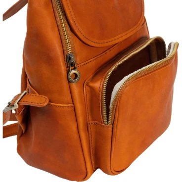 Mochila de mujer en piel de becerro 100% hecha a mano en Italia.