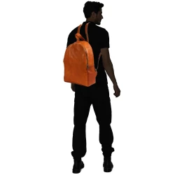 Mochila para hombre en piel de curtición vegetal color natural.