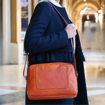 Borsa bandolera en piel de curtición vegetal hecho a mano en Italia