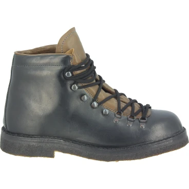Unisex mountain boot in black leather with crepe sole