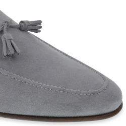 Mocasín de ante gris con borlas hecho a mano por Fratelli Borgioli