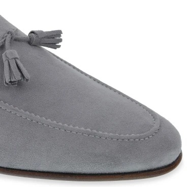 Mocasín de ante gris con borlas hecho a mano por Fratelli Borgioli