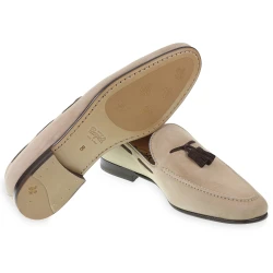 Mocassino con nappine in pelle di camoscio beige fatto a mano da Fratelli Borgioli