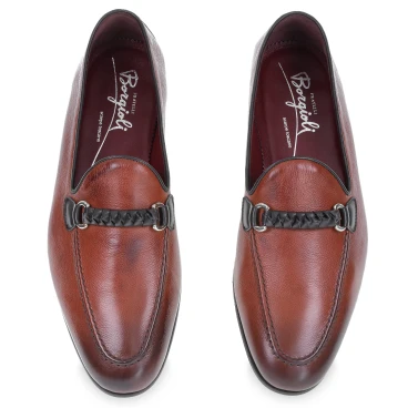 Mocasín para hombre en piel color ladrillo con trabilla trenzada