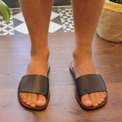 Zapatillas romanas de cuero marrón oscuro para hombre hecho a mano